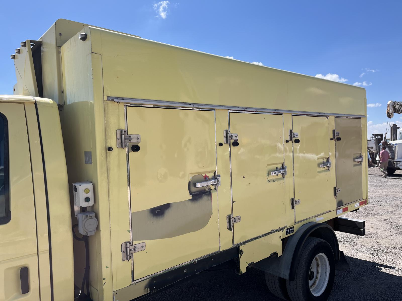 CAMIONETA CON CAJA REFRIJERADA COLDCAR